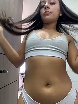 Brunettecollins05 online show from April 22, 2026, 9:43 pm