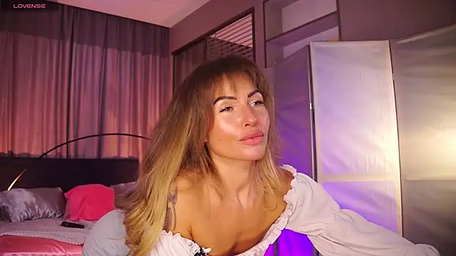 Nikki  Amour online show from January 17, 2026, 1:04 pm