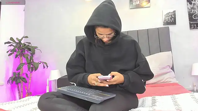 Snapshot of kendra_london chatting on May 13, 2026, 11:28 am kendra london online show from May 13, 2026, 11:28 am