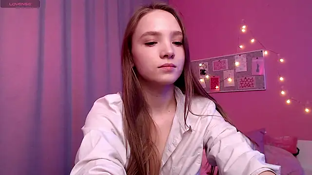 Snapshot of Adria_Arjona chatting on March 17, 2026, 7:33 am Adria Arjona online show from March 17, 2026, 7:33 am