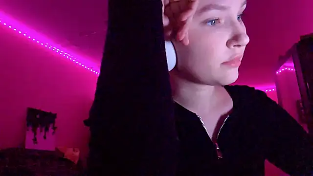 KarinRobertson online show from November 16, 2025, 8:13 pm