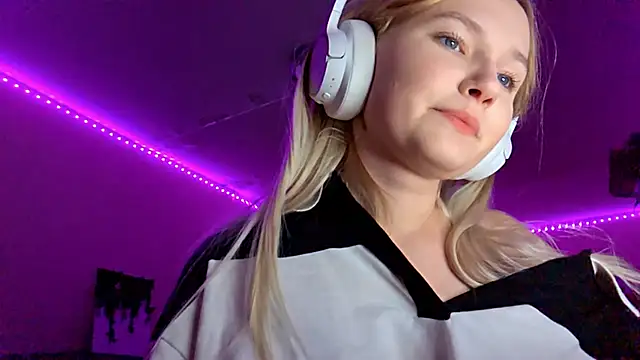 KarinRobertson online show from November 13, 2025, 6:12 pm