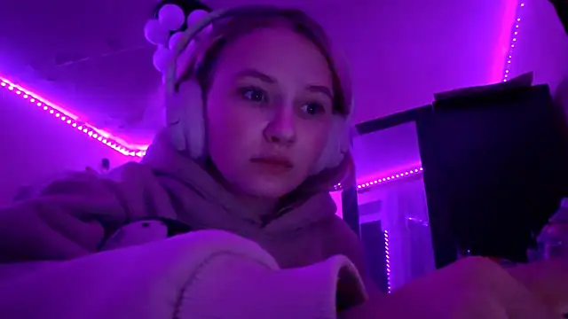 KarinRobertson online show from December 4, 2025, 6:29 pm