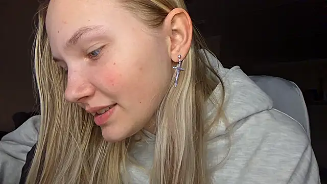 KarinRobertson online show from March 6, 2026, 4:02 pm