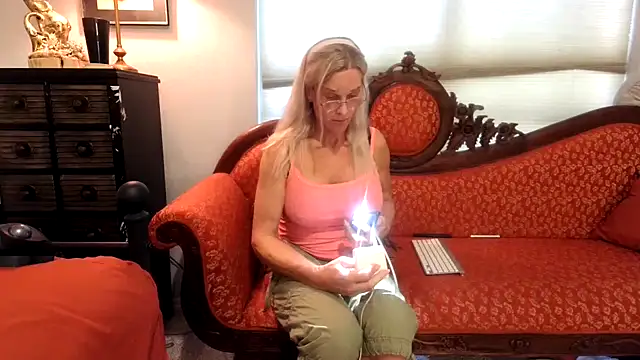 ChrisTinaBruce online show from November 12, 2025, 7:18 pm