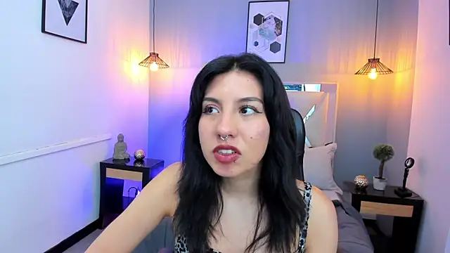 zoe-moreau online show from May 12, 2026, 7:53 pm