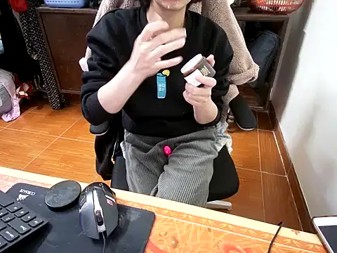 Snapshot of ---Lusi03--- chatting on February 9, 2026, 10:52 pm ---Lusi03--- online show from February 9, 2026, 10:52 pm