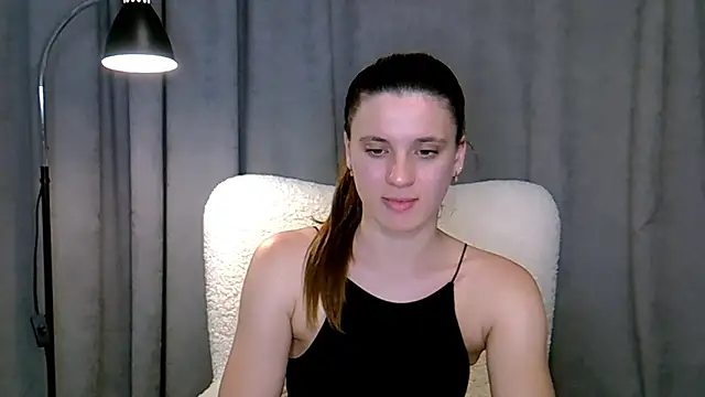 KiraHoney online show from June 10, 2026, 9:49 pm