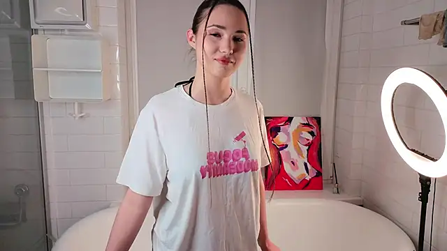 LeenaPuita online show from November 7, 2025, 6:01 pm