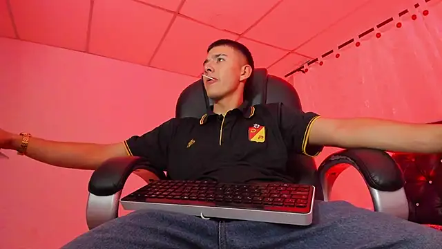 Aleck Boy online show from November 12, 2025, 8:34 pm