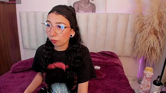 Isabella Crofts online show from May 6, 2026, 3:10 am
