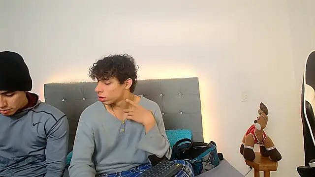 chris evans27 online show from November 27, 2025, 3:07 am