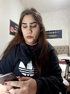 nahiarabiel33 online show from June 26, 2026, 7:42 pm