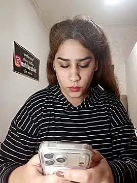 nahiarabiel33 online show from August 4, 2026, 5:17 pm
