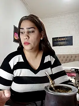 nahiarabiel33 online show from August 5, 2026, 4:34 pm