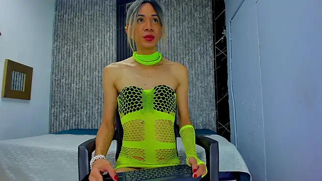 Caitlyn-Joness  online show from December 4, 2025, 2:05 pm