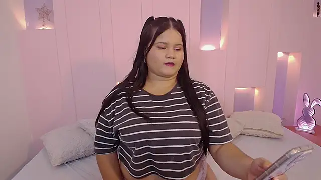 SaraVixen8 online show from November 26, 2025, 9:15 pm