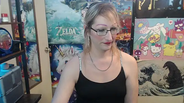 Savanah Banana  online show from November 8, 2025, 5:49 pm