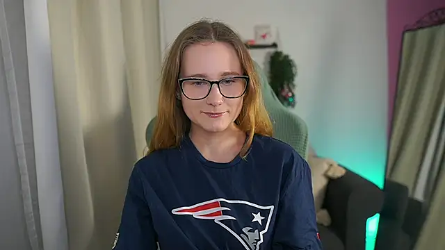 glossy babe  online show from February 8, 2026, 9:07 am