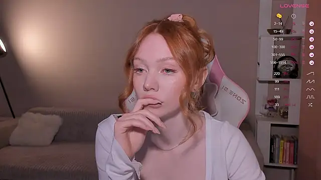 Snapshot of Elisahsthetics chatting on February 13, 2026, 12:32 am Elisahsthetics online show from February 13, 2026, 12:32 am