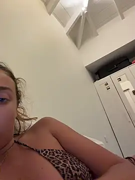 lounaaxangel online show from April 12, 2026, 5:05 pm