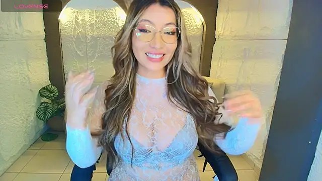 isabella  r online show from June 10, 2026, 1:12 pm