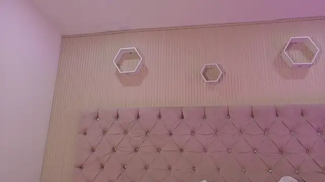 Snapshot of ZarinaWynne chatting on July 17, 2026, 1:52 pm ZarinaWynne online show from July 17, 2026, 1:52 pm