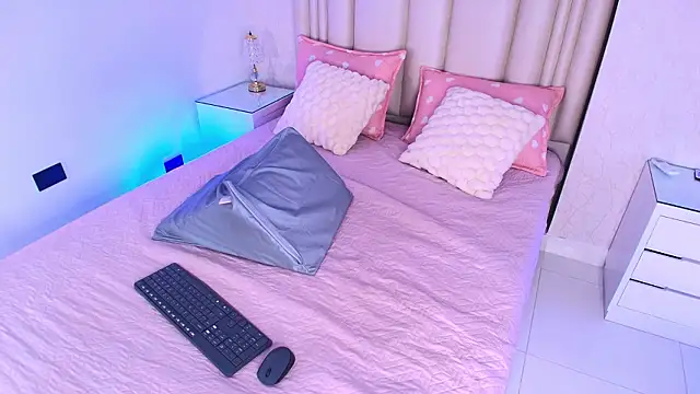 alanarose18 online show from February 20, 2026, 7:27 pm