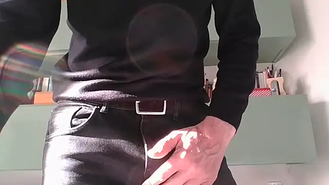 CuteDaddy92 online show from December 18, 2025, 12:42 pm