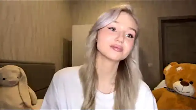 MoonlitCrystalia online show from November 9, 2025, 4:22 pm