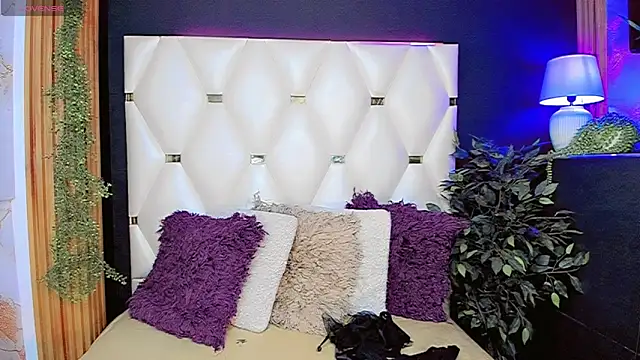 AnnaRouseQueen online show from May 5, 2026, 7:50 pm