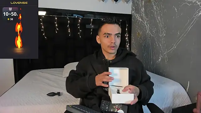 Snapshot of NicoKingg_ chatting on December 5, 2025, 4:00 am NicoKingg online show from December 5, 2025, 4:00 am