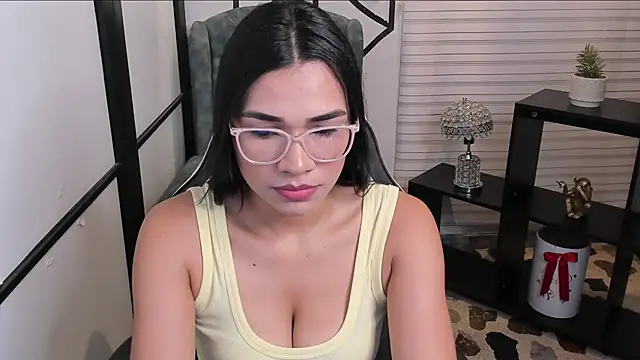 katemooss  online show from December 16, 2025, 12:31 pm