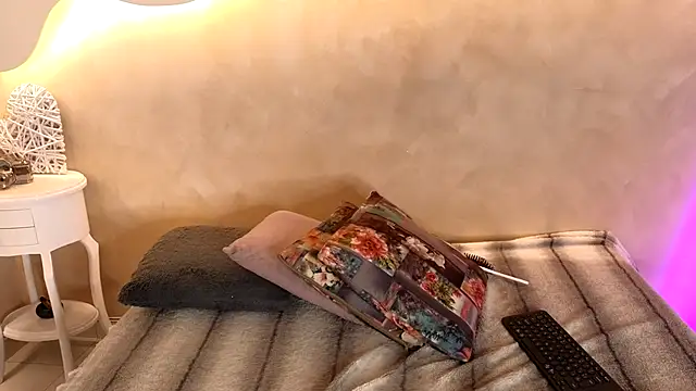 BellaRooux online show from January 8, 2026, 12:33 pm