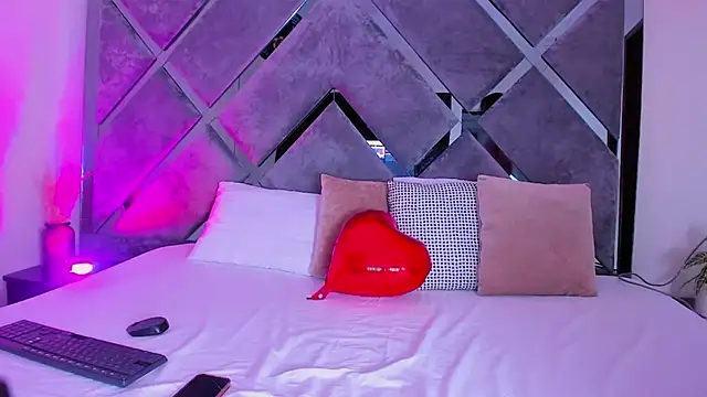 luciagray1 online show from March 19, 2026, 12:43 am