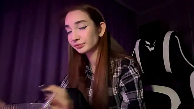 HollyPaw online show from November 25, 2025, 7:14 pm