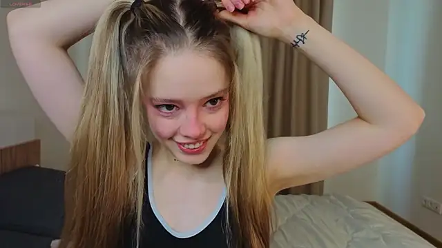 Snapshot of TiffinyMergist chatting on March 12, 2026, 6:17 am TiffinyMergist online show from March 12, 2026, 6:17 am