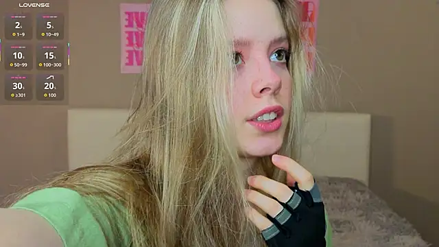 Snapshot of TiffinyMergist chatting on March 4, 2026, 7:27 am TiffinyMergist online show from March 4, 2026, 7:27 am