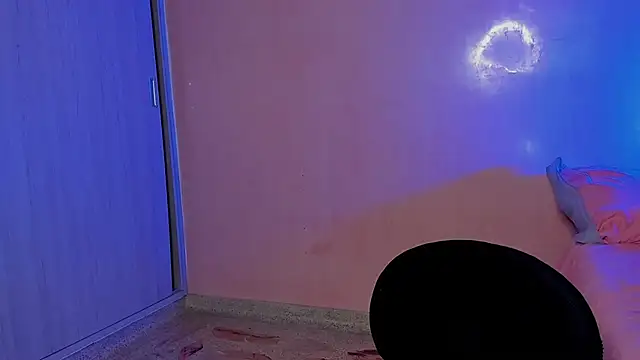 EmaQ0 online show from November 13, 2025, 7:51 pm