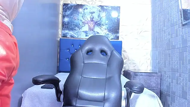 ElanGiraldo online show from April 21, 2026, 10:27 pm