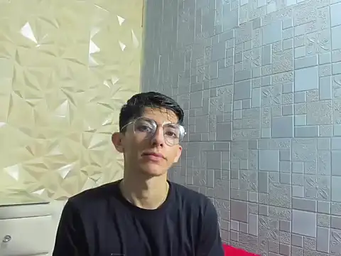 ElanGiraldo online show from February 3, 2026, 11:43 pm