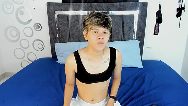 Lily and Lina online show from November 22, 2025, 12:15 pm