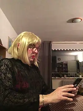 Snapshot of simone_xdressing chatting on October 4, 2025, 11:28 pm simone xdressing online show from October 4, 2025, 11:28 pm