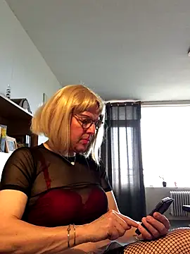 Snapshot of simone_xdressing chatting on November 8, 2025, 2:20 pm simone xdressing online show from November 8, 2025, 2:20 pm