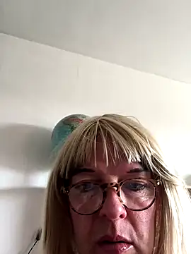 Snapshot of simone_xdressing chatting on September 25, 2025, 1:17 pm simone xdressing online show from September 25, 2025, 1:17 pm