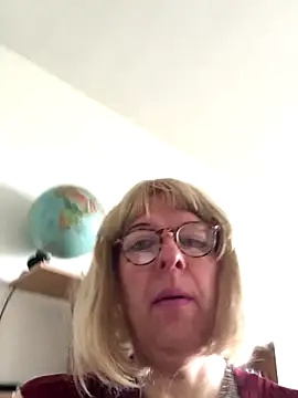 Snapshot of simone_xdressing chatting on November 9, 2025, 10:08 am simone xdressing online show from November 9, 2025, 10:08 am