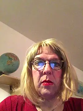 Snapshot of simone_xdressing chatting on November 2, 2025, 1:32 am simone xdressing online show from November 2, 2025, 1:32 am