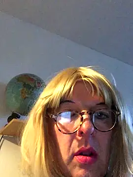 Snapshot of simone_xdressing chatting on December 14, 2025, 2:22 pm simone xdressing online show from December 14, 2025, 2:22 pm