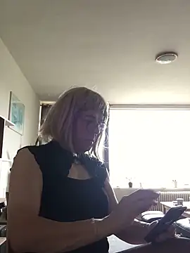 Snapshot of simone_xdressing chatting on October 5, 2025, 1:13 pm simone xdressing online show from October 5, 2025, 1:13 pm