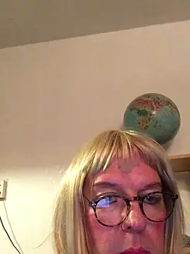 Snapshot of simone_xdressing chatting on December 22, 2024, 12:50 am simone xdressing online show from December 22, 2024, 12:50 am